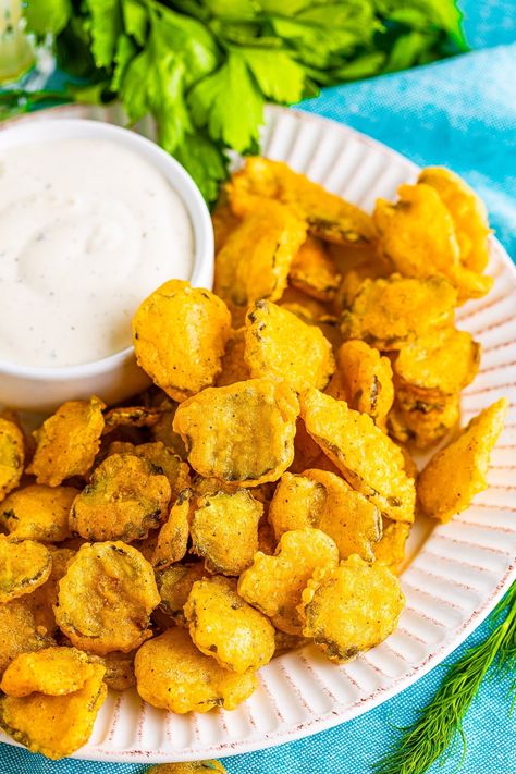 Best Crispy Deep Fried Pickles Recipe Fried Pickle Slices, Low Carb Fried Pickles, Deep Fried Pickles Recipe, Autumn Dinner Party Recipes, Fall Recipes Appetizers, Deep Fried Pickles, Fried Pickles Recipe, Deep Fried Recipes, Chili Cheese Dips