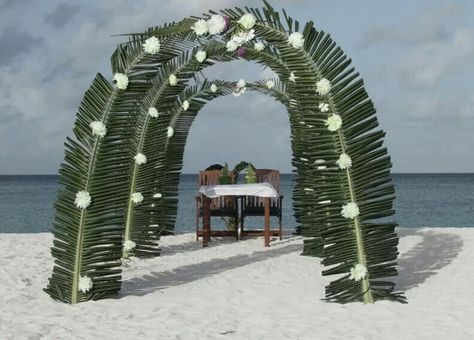 Beach Wedding Ceremony Arch, Beach Wedding Setup, Palm Sunday Decorations, Hindu Wedding Decorations, Indian Wedding Decorations Receptions, Beach Wedding Aisles, Blue Party Decorations, Tropical Flower Arrangements, Creative Planter