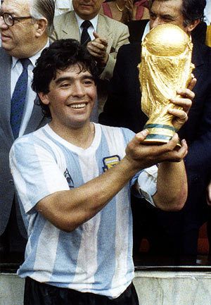 Diego Armando Maradona with the World Cup he strongly helped Argentina International futbol team  win in 1986. www.brasilcopamundotowel.com Soccer a beautiful game Argentina Soccer, Argentina National Team, Argentina Football, World Cup Champions, Good Soccer Players, Best Football Players, Football Icon, Sports Hero, Soccer Stars