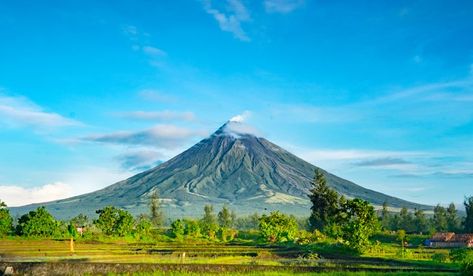 Have you seen the majestic Mayon Volcano in Legazpi, Albay? Let Biyaheroes take you there! Book your tickets now. 2go Travel, Mt Taranaki, Mayon Volcano, Mount Etna, Active Volcano, Lukisan Cat Air, Good Poses, Wallpaper Pc, Ski Resort