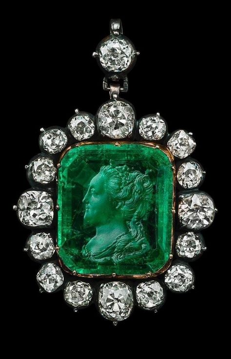 Silver, gold, carved emerald and diamond pendant with intaglio of Catherine the Great, Russia, 18th century, Johann Caspar Jäger. Catherine The Great, Cameo Jewelry, Initial Pendant Necklace, Antique Necklace, Wedding Rings Vintage, Royal Jewelry, Emerald Jewelry, Sea Glass Jewelry, Gems Jewelry