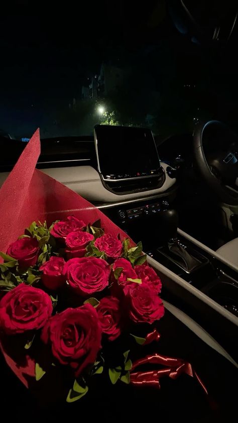 Flower Bouquet In Car, Bouquet In Car, Roses In Car, Baby Bear Tattoo, Rosé Snapchat, Gym Wallpaper, Gifts For Gf, Red Bouquet, Red Rose Bouquet