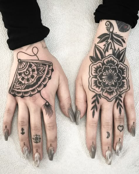 Hand Tattoos For Women American Traditional, Traditional Tattoos Finger, Traditional Tattoo Of A Hand, Traditional Palm Tattoo, Hand Tattoo American Traditional, Neotrad Hand Tattoo, Traditional Tattoo On Hand, Traditional Thumb Tattoo, Hand Tattoos For Women Traditional