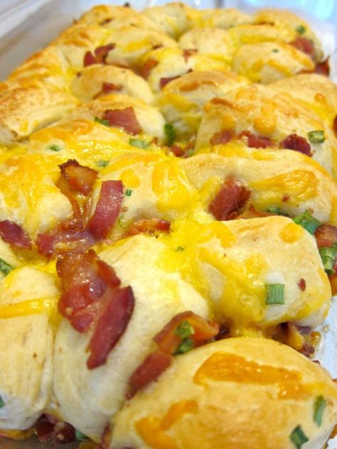 Bacon, egg, and cheese biscuit pull apart casserole. This is perfect for Christmas morning! Biscuit Pull Apart, Egg And Cheese Biscuit, Cheese Biscuit, Xmas Recipes, Breakfast Sides, Breakfast Casseroles, Bacon Egg And Cheese, Bacon Eggs, Brunch Recipe