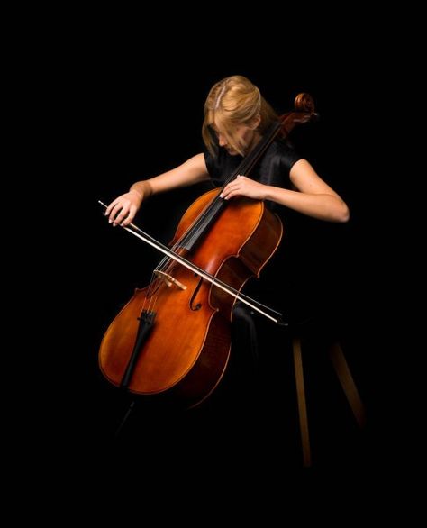 Cello Photoshoot, Unique Graduation Pictures, Cello Photo, Girl Playing Violin, Cello Art, Cello Photography, Violin Photography, Venice Italy Photography, Music Photoshoot