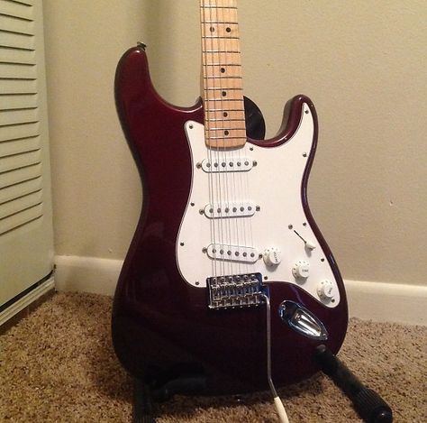 Fender Stratocaster Red, Red Electric Guitar, Dark Red Brown, Stratocaster Guitar, Cool Electric Guitars, Fender American, Fender Stratocaster, Music Guitar, Fender Guitars