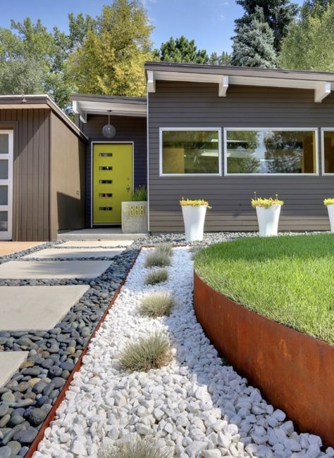 Midcentury Modern Landscaping, Mid Century Landscaping, Mid Century Modern House Exterior, Mid Century Landscape, Mid Century Modern Exterior, Mid Century Exterior, Home Exterior Makeover, Front Yard Design, Modern Landscape Design