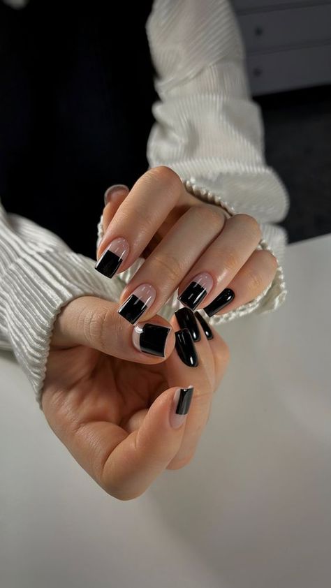 These Are The Black Nails You Can Wear All Year Long - CLOSS FASHION Paznokcie Hello Kitty, Black Gel Nails, Makeup Nails Art, Black Acrylic Nails, Nagel Tips, Smink Inspiration, Minimal Nails, Geometric Nail, Casual Nails