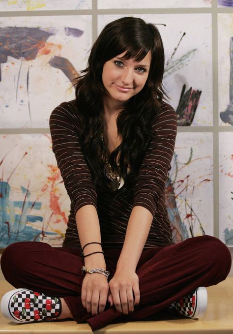 Sitting Cross Legged, 2000s Girl, Ashlee Simpson, Women Skin, Female Actresses, Angel Pictures, Criss Cross, Cool Outfits, Fashion Inspo