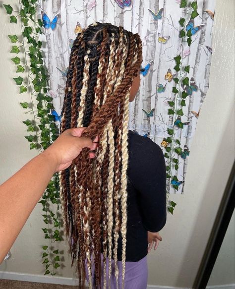 Black And Blond Passion Twist, Colored Twists Braids, Black And Pink Passion Twists, Passion Twists Blonde, Passion Twists With Color, Blonde Passion Twist, Colorful Twists, Hair Threading, Hair Dye Tips