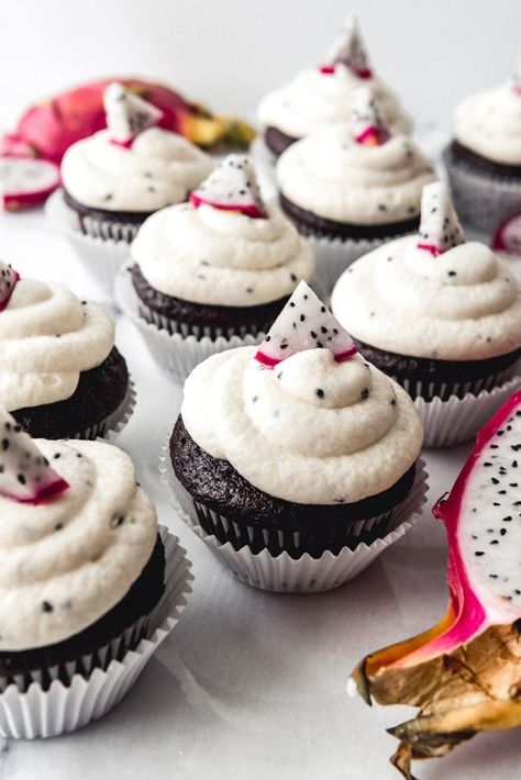 An image of chocolate cupcakes with dragon fruit frosting, decorated with sliced dragon fruit. Fruit Cupcakes Recipes, Fruit Frosting, Fruit Tea Recipes, Coconut Cream Frosting, Delicious Cupcakes Recipes, Fruit Cupcakes, Chocolate Cupcakes Moist, Fun Cupcake Recipes, Fruit Chip