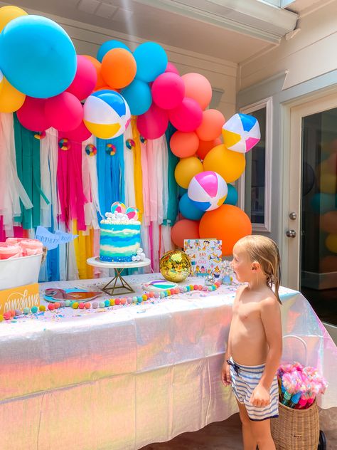 Kids Pool Party Birthday, Beach Theme Birthday, Beach Ball Party, Water Birthday, Pool Party Themes, Pool Party Kids, Splash Party, Fifth Birthday, 5 Birthday