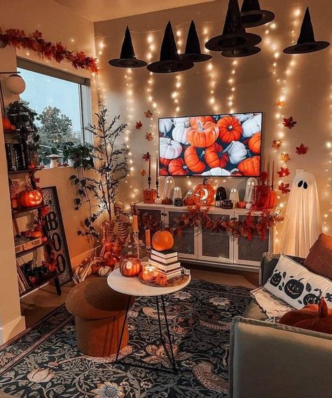 Living Room Halloween Decor, Halloween Living Room Decor, Fall Apartment Decor, Halloween Living Room, Fall Room Decor, Halloween Bedroom, Halloween Room Decor, Cozy Fall Decor, Adornos Halloween