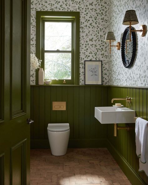 REBECCA UDALL on Instagram: “The green panelled walls (Jewel Beetle by @littlegreenepaintcompany) and organic-inspired wallpaper (Hassel by @sandbergwallpaper) combine…” Small Downstairs Toilet, Jewel Beetle, Bathroom Paneling, Toilet Room Decor, Stylish Wallpaper, Downstairs Loo, Downstairs Toilet, Edwardian House, Cottage Bathroom