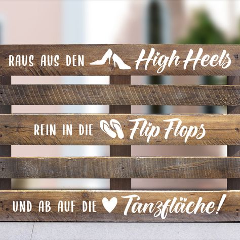 Mädels zieht die High Heels aus und die Flip Flops an - jetzt geht es auf die Tanzfläche! Ein unverzichtbares Musthave auf eurer Hochzeit - die praktische High Heel Garage - ein absoluter Hingucker! High Heel, Dream Wedding, Flip Flops, High Heels, Garage, Ships, Heels, Quick Saves