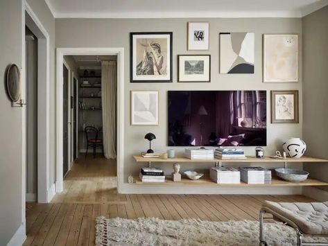 17 inspiring TV gallery wall ideas - COCO LAPINE DESIGNCOCO LAPINE DESIGN Gallery Tv Wall, Tv Gallery Wall Ideas, Beige Living Room Walls, Tv Gallery Wall, Greige Walls, Tv Wall Ideas, Gallery Wall Ideas, Beige Living Rooms, White Fireplace