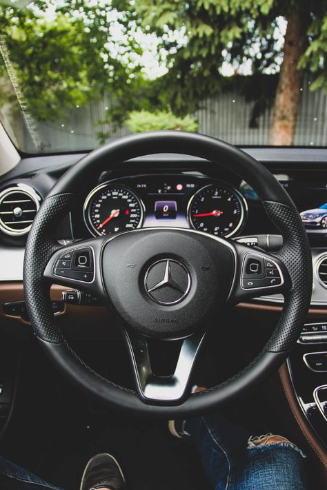 black Mercedes-Benz steering wheel photo – Free Car Image on Unsplash Mercedes Benz Interior, Mercedes Wheels, Mercedes Benz Wallpaper, Black Mercedes Benz, Cool Truck Accessories, New Luxury Cars, Driving Photography, Mercedes Benz Amg, Car Features