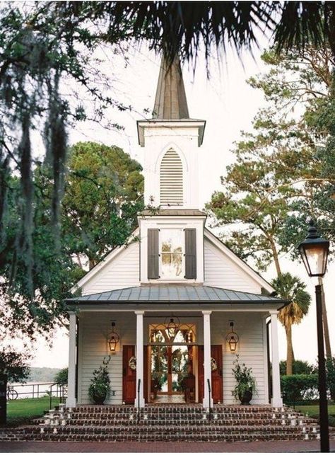 What a beautiful chapel for someone's wedding. It's in Palmetto Bluff, South Carolina. Country Churches, Old Country Churches, Palmetto Bluff, Church Pictures, Take Me To Church, Old Churches, Country Church, Cathedral Church, Church Architecture