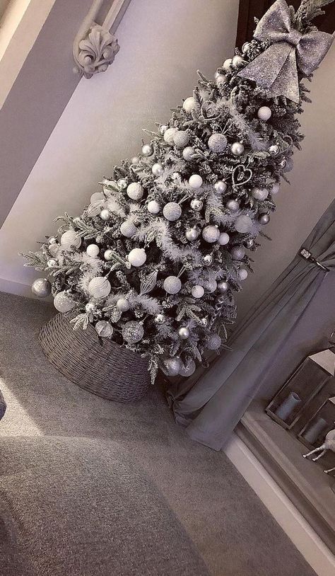 Grey Christmas Tree, Christmas Tree Inspo, Amazing Christmas Trees, Glam Christmas Decor, Silver Christmas Decorations, Christmas Tree Decorating Themes, Glam Christmas, Creative Christmas Trees, Elegant Christmas Trees