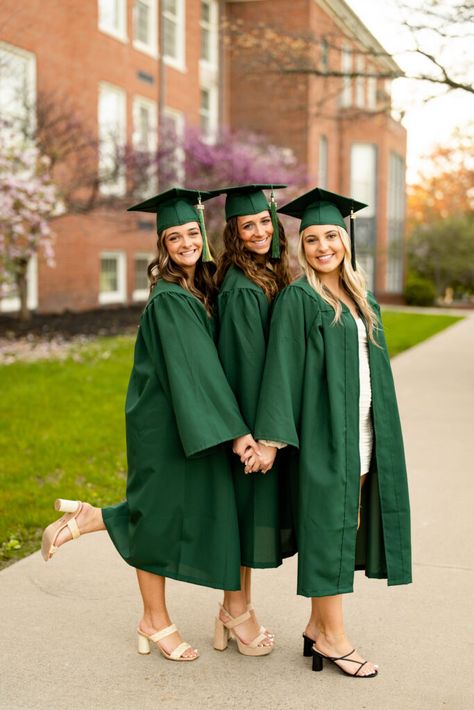 Senior Pictures With Friends, Graduation Poses Cap And Gown, Outfits For Senior Pictures, Cap Gown Photos, Cap And Gown Senior Pictures, Nursing School Graduation Pictures, College Grad Pictures, College Grad Photos, Cap And Gown Photos