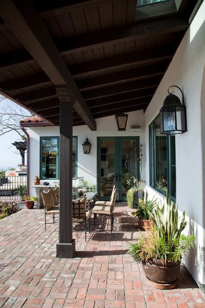 Spanish Style Pavers, Spanish Revival Dining Room, Mediterranean Patio Ideas, Courtyard Inspiration, Modern Spanish Revival, Spanish Farmhouse, Spanish Exterior, Mediterranean Patio, Spanish Colonial Homes