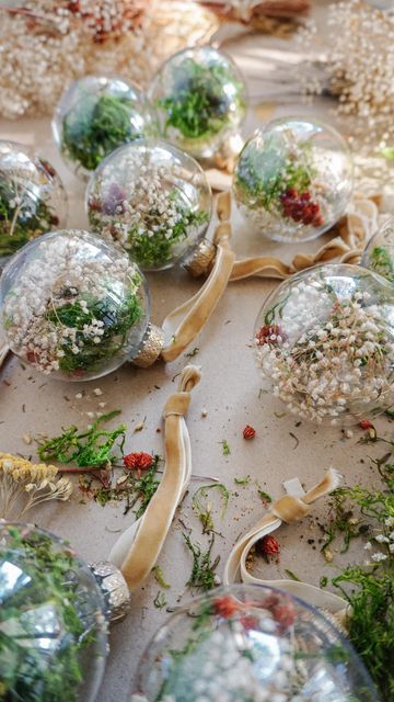 Dried Floral Christmas Ornaments, Diy Floral Ornaments, Glass Ball Ornaments Diy, Bauble Ideas, Medieval Christmas, Merry Crisis, Rub And Buff, Clear Plastic Ornaments, Clear Christmas Ornaments