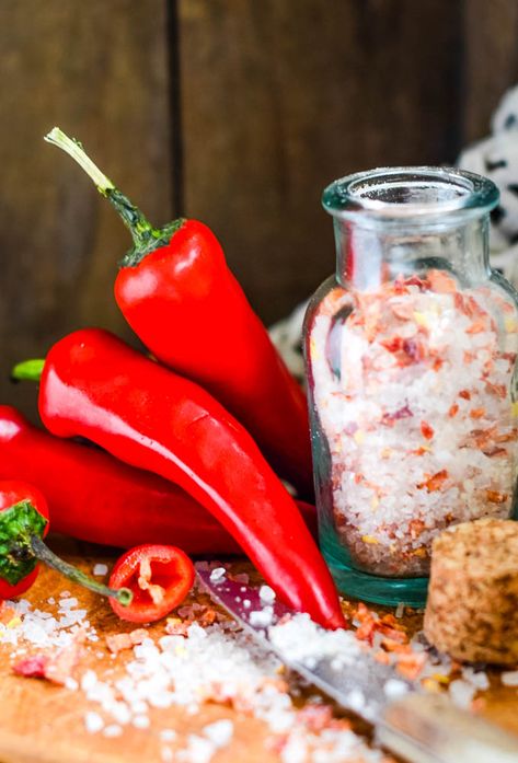 how to make hot chilli salt Homemade Chilli, Dry Soup Mix, Spicy Chilli, Finishing Salt, Homemade Pantry, Flavored Salts, Hot And Spicy, Sustainable Christmas, Soup Mixes