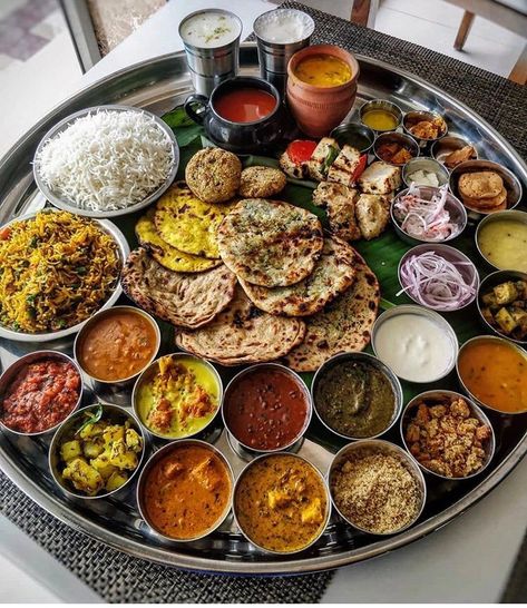 Different Types Of Food, God Mad, Party Food Platters, India Food, Persian Food, Läcker Mat, Indian Food Recipes Vegetarian, Indian Cooking, Food Platters