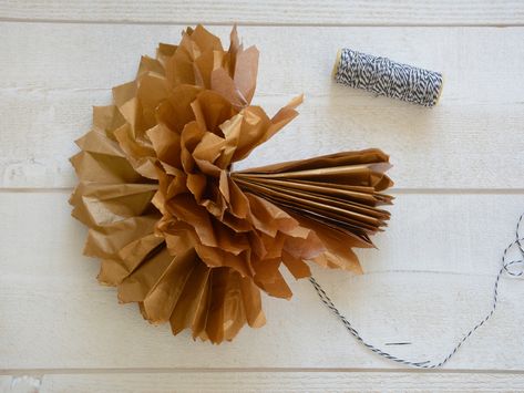 Tuto : faire des pompons en papier - Modes&Travaux Napkins, Baby Shower, Shower