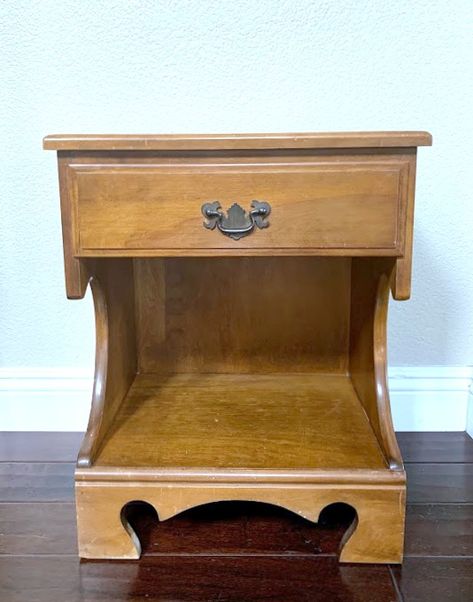 Antique Night Stand Makeover, Paint Night Stand Ideas, Diy Nightstands Ideas Bedside Tables, Painting Bedside Tables Ideas, Painted Night Stands Diy, Refinish Night Stand Ideas, Antique Nightstand Makeover, Night Stand Painting Ideas, Old Night Stand Makeover