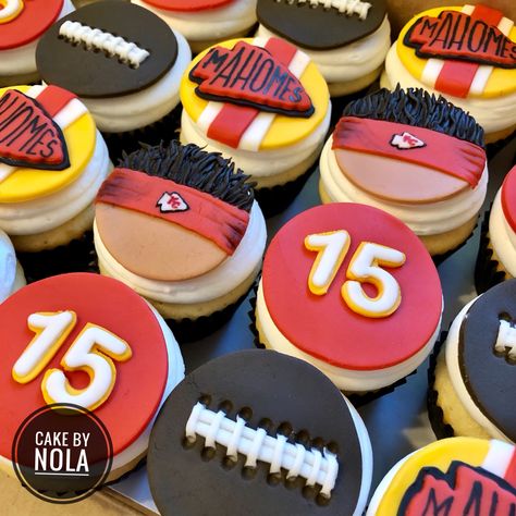 Welcome to @chiefs Kingdom. We are glad to have the boys back in town! #decoratedcupcakes #cupcakestagram #instacupcakes #cupcakesofinstagram #fondantcupcakes #fondantcupcaketoppers #handcutfondant #marshmallowfondant #partycupcakes #chiefs #chiefskingdom #chiefscupcakes #mahomes #mahomescupcakes #decorated cupcakes Patrick Mahomes Cupcakes, Kc Chiefs Cupcakes, Kansas City Chiefs Cupcakes, Chiefs Cupcakes, Chiefs Food, Nfl Cupcakes, Chiefs Party, Bf Ideas, Pastry Case