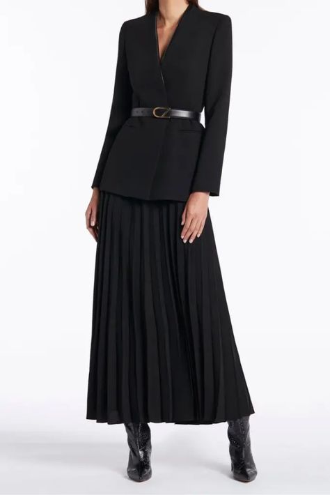 Unique and Stylish Pleated Skirt Outfits for Black Women Elegant Black Skirt Outfit, Skirt Outfits With Coat, Black Leather Skirt For Work, Long Black Dress And Blazer Outfit, Black Pleated Skirt Long, Jacket And Pleated Skirt Outfit, Long Skirt With Coat Outfit, Long Skirts With Blazers, Long Skirt With Blazer Outfit