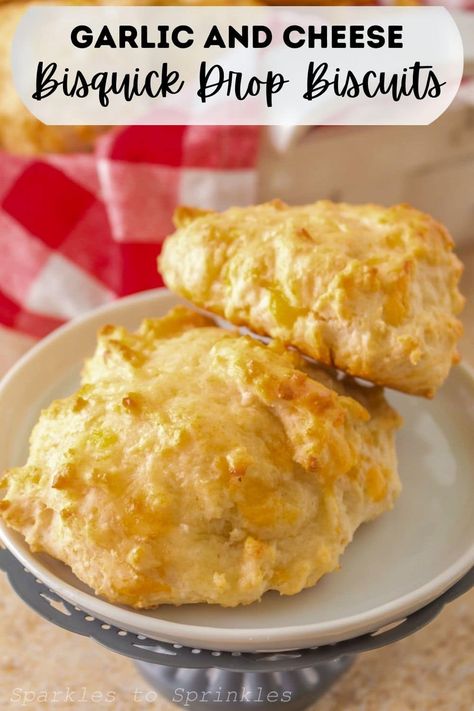 These Garlic and Cheese Bisquick Drop Biscuits are so easy to make as they combine Bisquick, cheese, milk, and garlic powder to make these super flavorful biscuits in just 22 minutes. They are the perfect side to every meal! Bisquick Drop Biscuits, Bisquick Inspired Recipes, Garlic Cheese Biscuits, Garlic Biscuits, Bisquick Biscuits, Buttermilk Biscuits Easy, Garlic Cheese Bread, Bisquick Recipes, Drop Biscuits