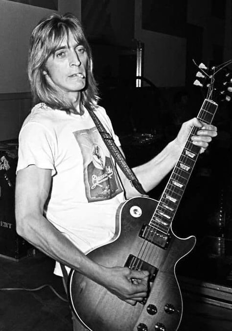 Mick Ronson David Bowie Wife, Guitar Icons, Spiders From Mars, Ian Hunter, Mott The Hoople, Mick Ronson, Classic Blues, Angus Young, Ziggy Stardust