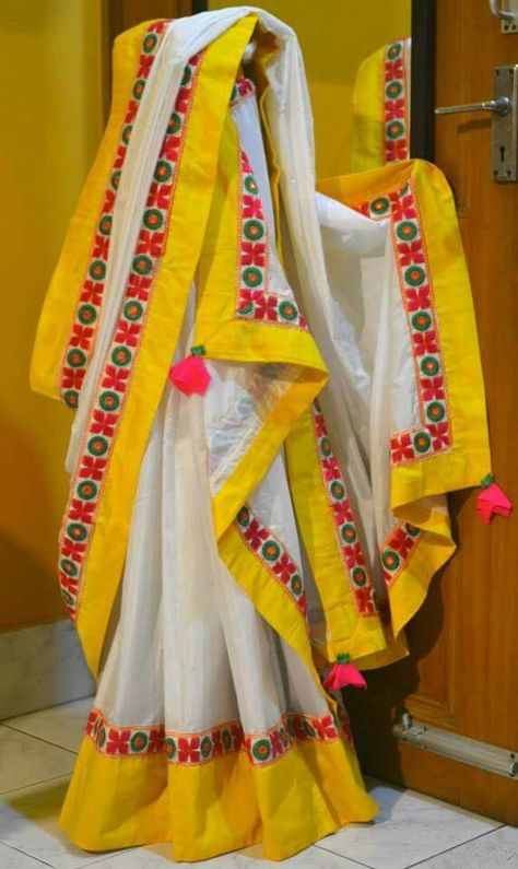 Sadu Bharat Chaniyacholi, Haldi Ceremony Outfit Simple, Sadu Bharat, Indian Bridal Wear Red, Exclusive Saree Blouse Designs, Knitting Bag Sewing, Saree Jacket Designs, Homemade Bows, Simple Saree Designs