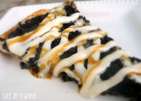 Oreo pizza recipe  (also, cookie dough pizza recipe and cream cheese glaze) Oreo Pizza, Oreo Rice Krispie Treats, Dessert Pizzas, Dessert Pizza Recipes, Oreo Desserts, Oreo Recipes, Chocolate Party, Dessert Pizza, Pizza Pie