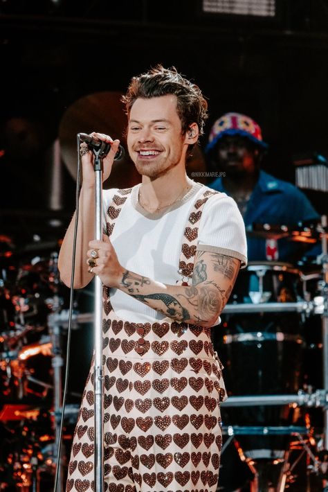 Harry Styles London, Love On Tour Outfits, Harry Styles Smile, Harry Styles Poster, Harry Styles Tour, Harry Styles Edits, Harry Styles Concert, London Night, London Tours