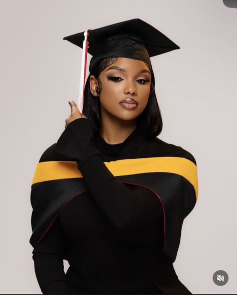 Convocation Outfit, Graduation Shoot Ideas, Graduation Ceremony Outfit, Masters Graduation Pictures, College Graduation Photoshoot, College Graduation Pictures Poses, Graduation Look, Graduation Photography Poses, College Graduation Pictures