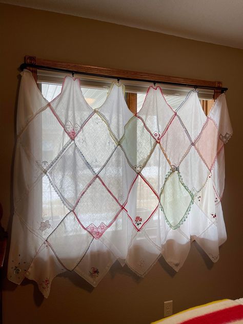 Handkerchief Curtain, Vintage Handkerchief Curtains, Hankie Curtains, Vintage Hankie Quilt, Lace Curtain Upcycle, Vintage Hankie Curtains, Window Coverings Diy, Curtain Tutorial, Patchwork Curtains