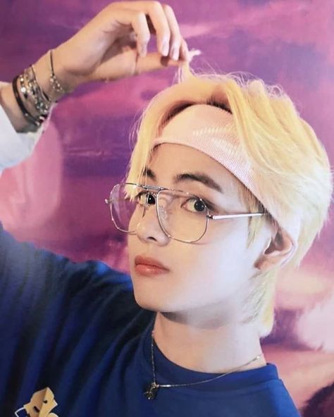 Taehyung Cute, Taehyung Wallpaper, V Cute, Yellow Hair, K Drama, Boy Band, Kim Taehyung Wallpaper, Bts Members, Album Bts