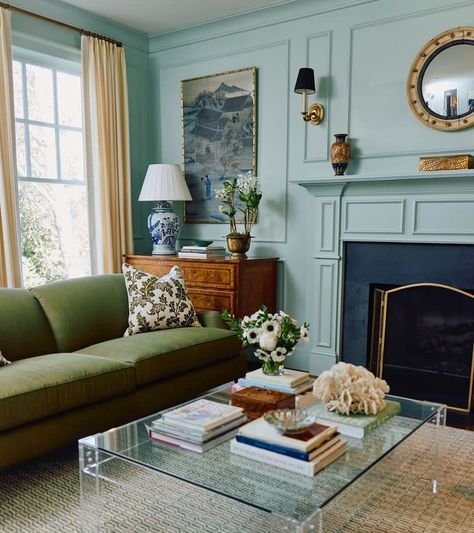 Preppy Colorful Living Room, Bench In Living Room Decorating Ideas, Fresh Traditional Living Room, Preppy Family Room, Teal Couch Living Room Decor, Walk Through Living Room Layout, Grand Millennial Style Living Room, Chinoiserie Decorating Living Room, Collected Living Room