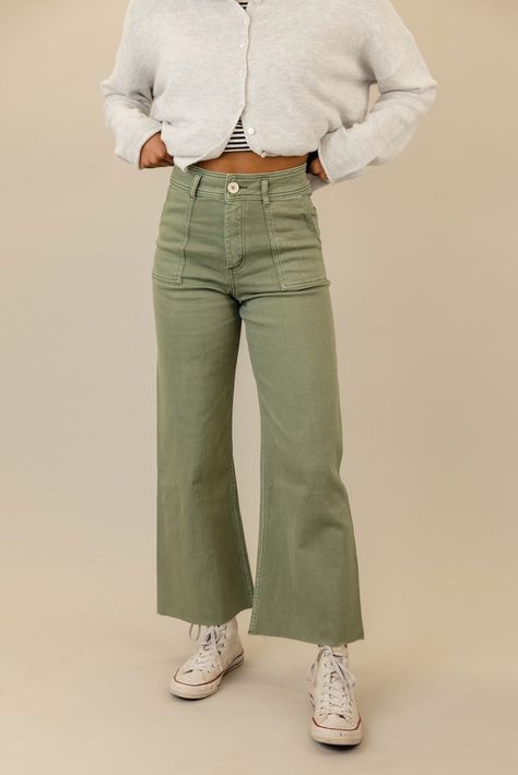 These pants are all about that laid-back vibe while still keeping things stylish. With their wide-leg cut and raw hem, they're perfect for those days when you want to feel comfy and look cool. Plus, they've got patch pockets for added convenience – how handy is that? front and back patch pockets high rise Carpenter Pants Outfit, Grad School Outfit, Raw Edge, Plus Size Shopping, Swimsuit Cover, Baby Month By Month, High Rise, Uganda, Look Cool