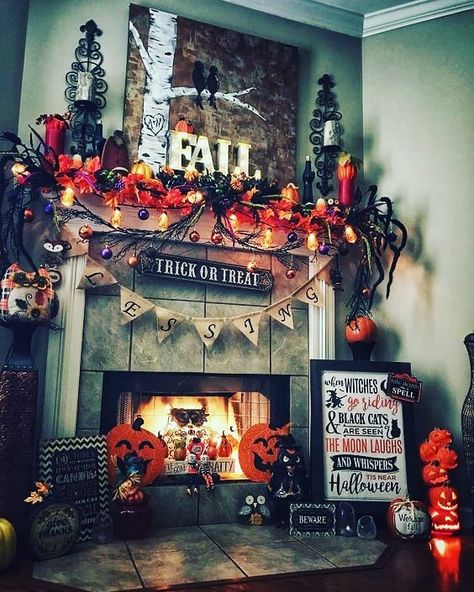 Hobby Lobby Mantle Decor, Halloween Mantel Decorating Ideas, Spring Fireplace, Decorating Fireplace, Halloween Pauroso, Halloween Mantel Decor, Apartment Halloween, Halloween Girlande, Bbq Hut