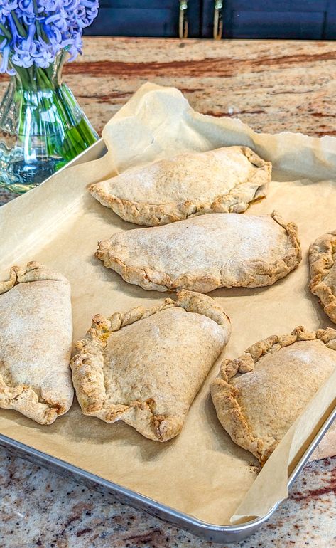 Pumpkin Empanadas Pumpkin Empanadas, Pumpkin Filling, Dessert Snacks, Mexican Dessert Recipes, Empanadas Recipe, Mexican Dessert, Sweet Pumpkin, Pumpkin Pie Filling, Sweet Pastries