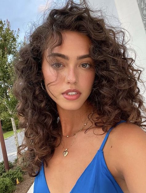 Curly Aesthetic, Wattpad Characters, Natural Curly Hair Cuts, Beautiful Curly Hair, Curly Hair Women, Curly Hair Inspiration, Book Talk, Hair Routine, Body Glove