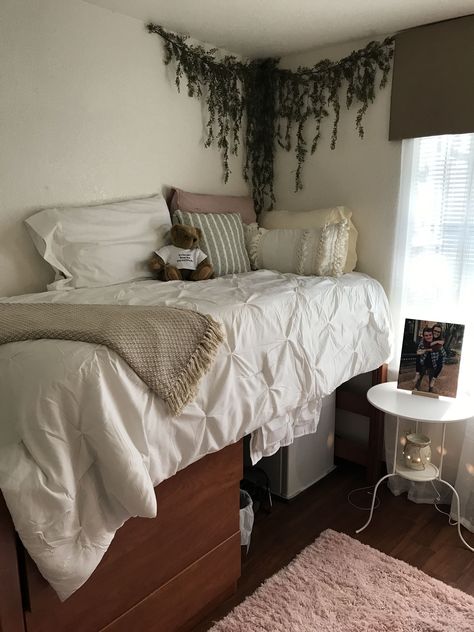 Earth Tone Dorm Room Ideas, Dorm Room Earthy Tones, Earth Tones Dorm Room, College Dorm Room Aesthetic Minimalist, University Aesthetic Dorm, Earth Tone Dorm Room, Unique Dorm Room, Pretty Dorm Room, Chic Dorm