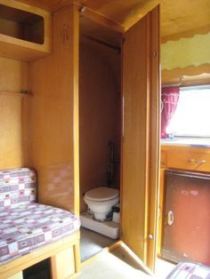 Original camper potty "throne" removed to house the air conditioner. Vintage Glamping, Shasta Compact, Vintage Trailer Interior, Shasta Trailer, Camper Redo, Camper Diy, Shasta Camper, Small Camper, Camper Awnings