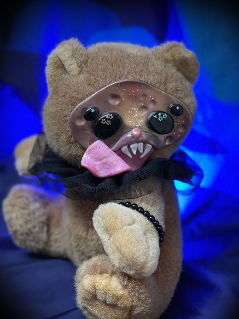 Creepy Bear, Bear Plushie, Diy Plush Dolls, Creepy Toys, Alien Drawings, Clay Face, Clay Faces, La Face, Creepy Cute