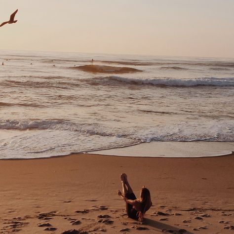 Pilates Pilates On The Beach, Beach Pilates, Outdoor Pilates, Surf Boy, Meditation For Health, Yoga Photoshoot, Pilates Video, Mat Pilates, Yoga Day