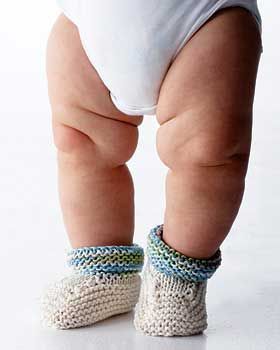 These baby booty patterns are great, because they stay on baby's little feet. This was a much visited article I wrote a while ago, plus a special heirloom pattern and another new crocheted one, jus... Crochet Baby Booties Free Pattern, Crochet Baby Blanket Beginner, Baby Booties Free Pattern, Baby Booties Pattern, Knit Baby Booties, Baby Legs, Crochet Booties, Knitted Socks, Crochet Baby Shoes